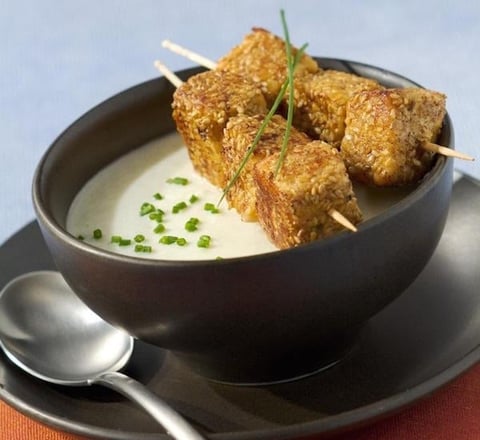 Crème de Chou-Fleur et Brochettes de Saumon au Sésame
