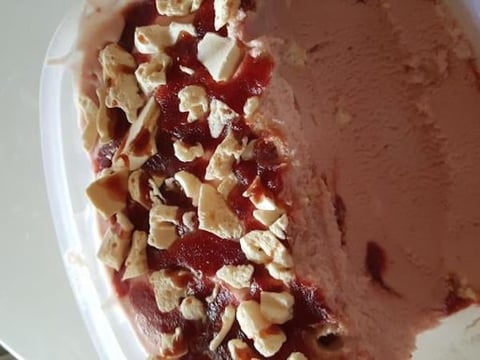 Crème Glacée à la Fraise et Morceaux de Meringue