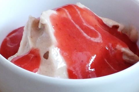 Crème Glacée de Bananes avec Coulis de Fraises du Québec