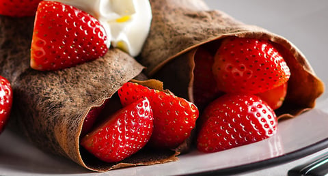 Crêpes au Chocolat Garnies de Fraises et de Crème Fouettée