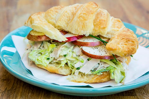 Croissant Salade de Dinde et Poulet Fumé aux Pommes