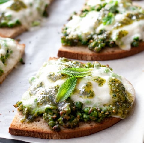 CROSTINIS DE MOZZARELLA, PETITS POIS ET PESTO DE MENTHE
