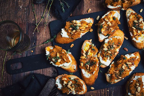 CROÛTONS À LA PURÉE DE COURGE AVEC RICOTTA AU CITRON