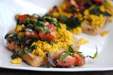 Croûton à Déjeuner au Tofu Brouillé et Baba Ganoush