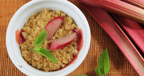 Crumble Fraise, Rhubarbe et Noisettes