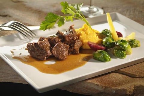 CUBES DE VEAU DE GRAIN DU QUÉBEC BRAISÉS AU MIEL ET AU CURRY