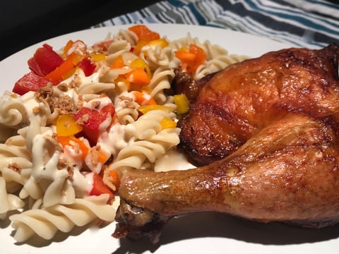 Cuisse de Poulet BBQ avec Salade de Pâtes