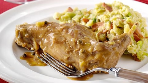 CUISSES DE LAPIN, SAUCE AU POIVRE ET POTÉE DE CHOUX DE BRUXELLES AU BACON