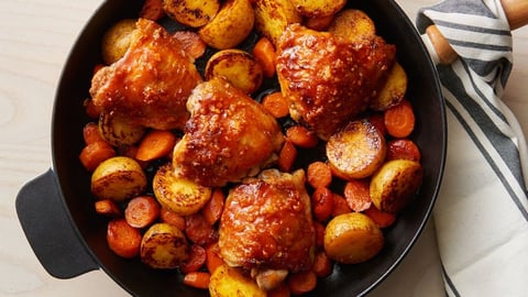 Cuisses de Poulet Poêlées, Glacées avec un Mélange de Miel, de Sriracha et D'ail