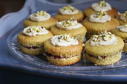 Cupcakes Amandes-Framboise, Glaçage au Beurre de Cajou {sans gluten ni lactose}
