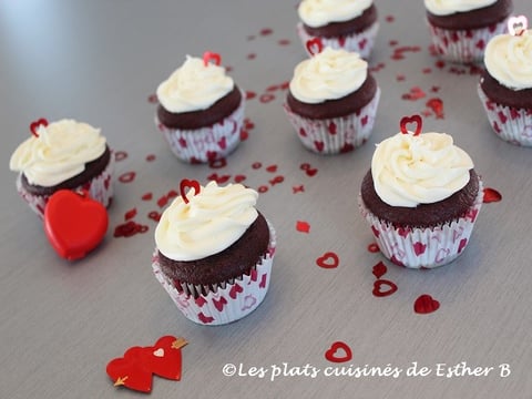 Cupcakes en Velours Rouge avec Glaçage au Fromage à la Crème à la Vanille (Joyeuse St-Valentin!)