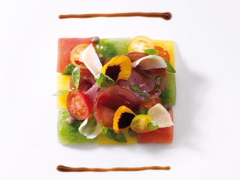 Damier de Tomates, au Vieux Balsamique, Jambon Cecina et Basilic Fleur