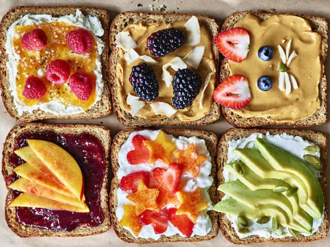 Déjeuner Sain, Toast Garni et Riche en Protéine