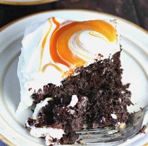 Délicieux Gâteau au Chocolat, Caramel, Crème Fouettée et Sauce au Caramel