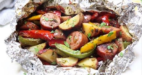 Des Saucisses Avec Des Légumes Sur Le Barbecue
