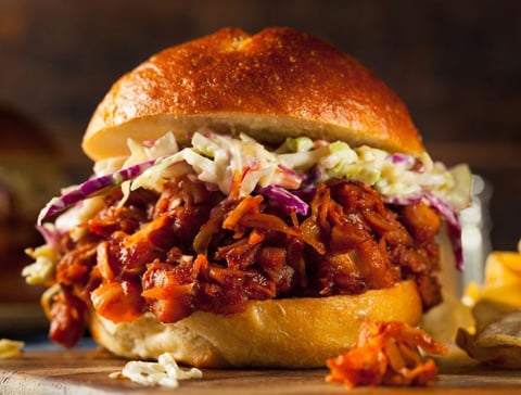 DINDON AU BBQ EFFILOCHÉ ET SALADE DE CHOU