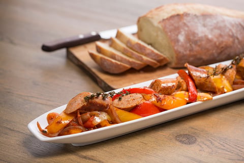 Duo de Saucisses Grillées aux Poivrons et aux Oignons Rôtis