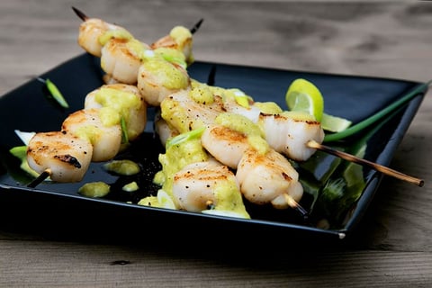 Brochettes de Pétoncles Sauce Oignons Verts, Gingembre et Lime