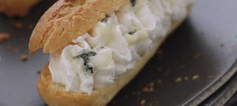 Éclairs Salés à la Crème Fouettée au Bleu