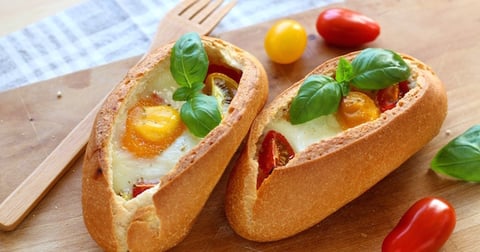 Egg Boat ou Oeuf Cocotte Cuit dans un Pain