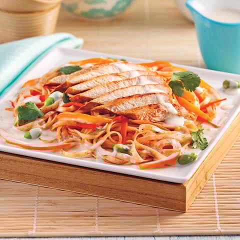 Escalopes de Poulet, Sauce au Lait de Coco et Nouilles Thaï