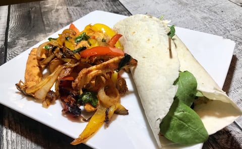 Fajitas Poulet Légumes dans sauce BBQ et Shiracha