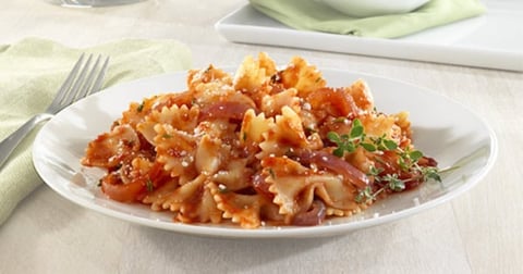 Farfalle BarillaMD avec Oignons Rouges, Tomates, Thym et Parmigiano Reggiano