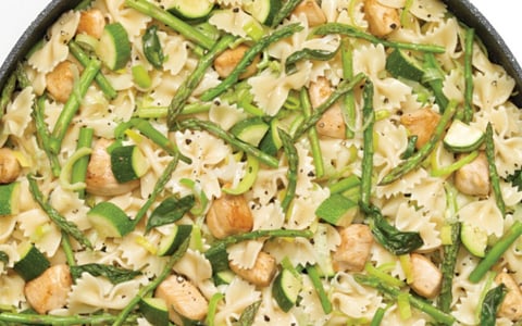 FARFALLES AU POULET ET ASPERGES FAÇON ONE POT