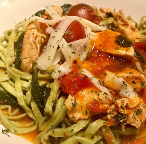 Fettucini au Épinards, Poulet et Tomates