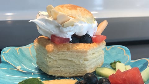 Feuilleté de Fruits et Crème Fouettée