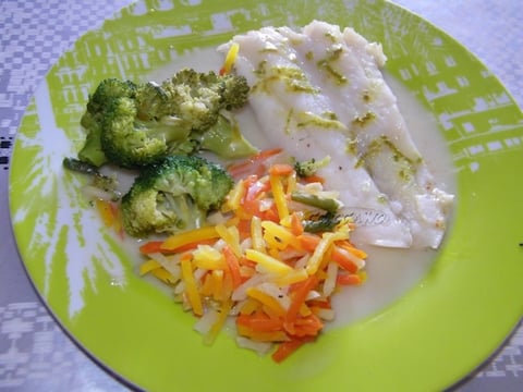 FILET DE POISSON AU CITRON VERT ET GINGEMBRE ET LEGUMES ASSORTIS