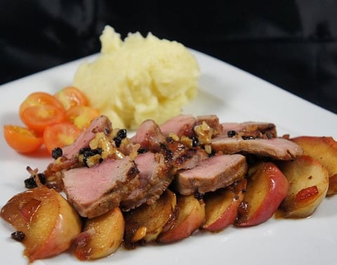 Filet de Porc Farci sur Pommes en Sauce