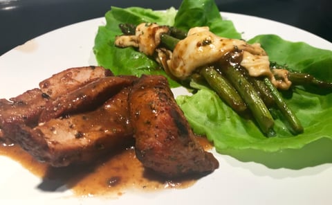 Filet de Porc Servi avec Asperges Fromagés