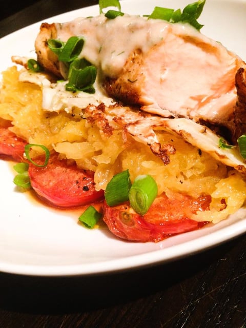 saumon Grillé Sauce Crémeuse au Vin Blanc et a l'Aneth sur Choux Fleur et Tomates Grillées , Courge