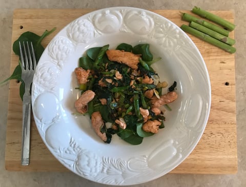 Filet de Saumon sur Lit de Légumes Verts