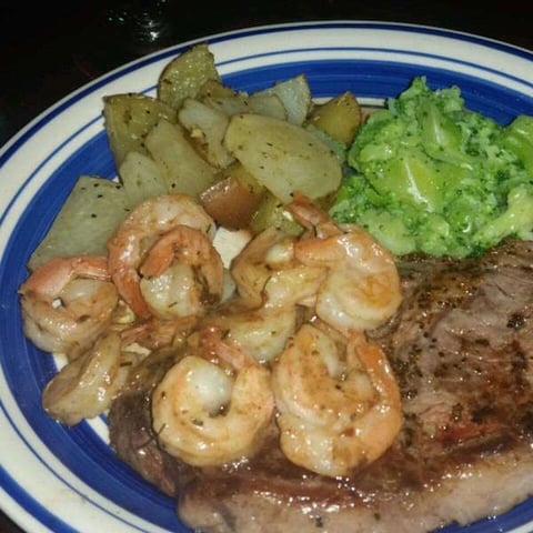 Filet Mignon avec Sauce Crémeuse aux Crevettes et à L'ail