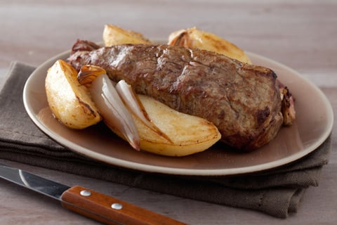 Filet Mignon de Veau, Pommes de Terre Dorées et Échalotes Fondantes