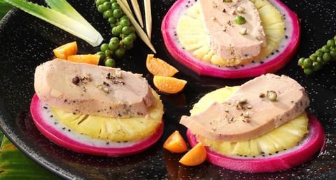 Foie Gras en Carpaccio D’ananas Victoria et Pitaya Fruits du Dragon