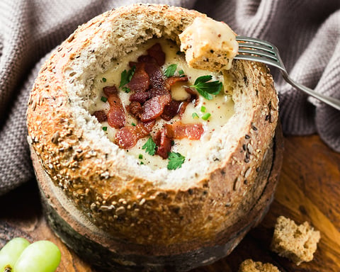 Fondue au Fromage dans un Bol de Pain