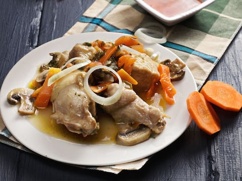 Fricassée de Poulet aux Champignons et Petits Oignons
