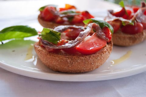 FRISELLE AUX TOMATES ET AUX ANCHOIS
