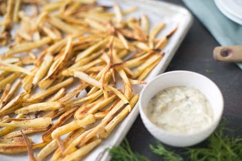 Frites de Panais avec Sauce à la Moutarde et à L’aneth