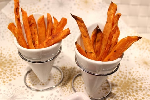 FRITES DE PATATES DOUCES AVEC MAYONNAISE BBQ
