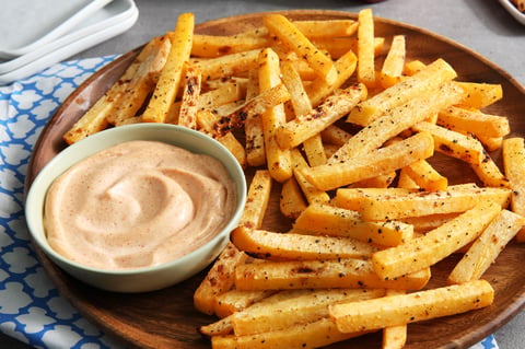 Frites de Rutabaga Cuites à la Friteuse à Air Chaud avec Mayonnaise à la Lime et au Piment Chipotle