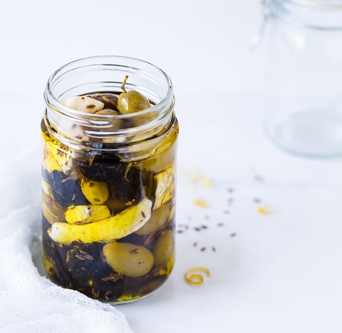 Fromage en Grains et Olives Marinées