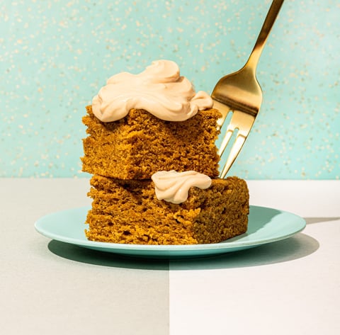 Gâteau à la Citrouille et au Thé Chai, Glaçage au Labneh et Café
