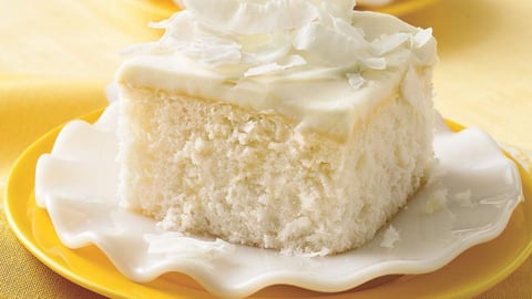 Gâteau à la Noix de Coco avec Glaçage au Chocolat Blanc
