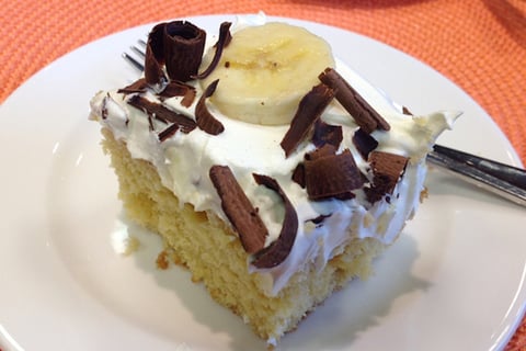 Gâteau à Trous de Pouding Garni de Bananes et de Copeaux de Chocolat