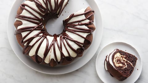 Gâteau au Chocolat avec Tourbillon de Fromage à la Crème en Couronne