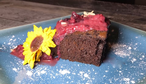 Gâteau au Chocolat et Coulis de Fraises